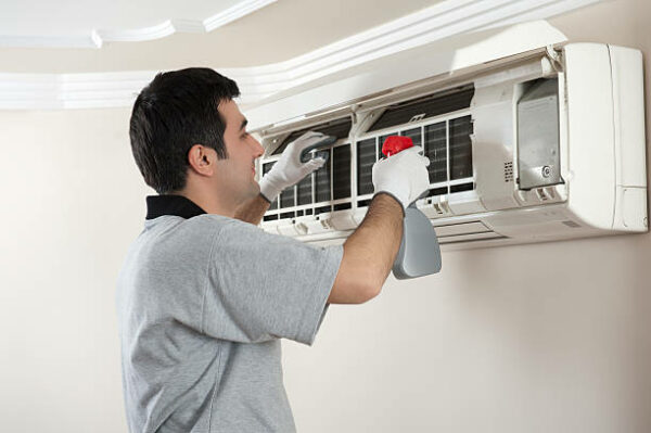 Air conditioner technician doing air conditioning repair Parkdale VIC