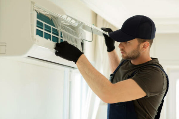 Technician doing air conditioning service Parkdale VIC