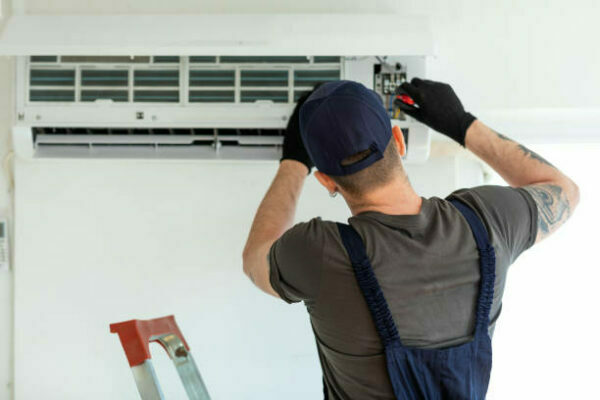 Surrey air technician doing air conditioning installation Hawthorn VIC 3122