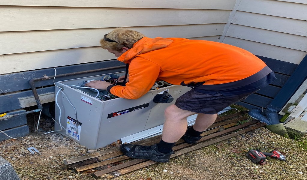 Surrey air technician doing air conditioning repair Surrey Hills, VIC 3127