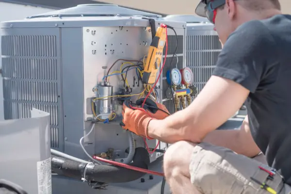 surrey air technician doing air conditioning installation in Bentleigh, VIC