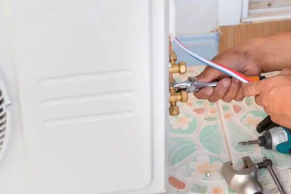 surrey air technician providing air conditioning spare parts